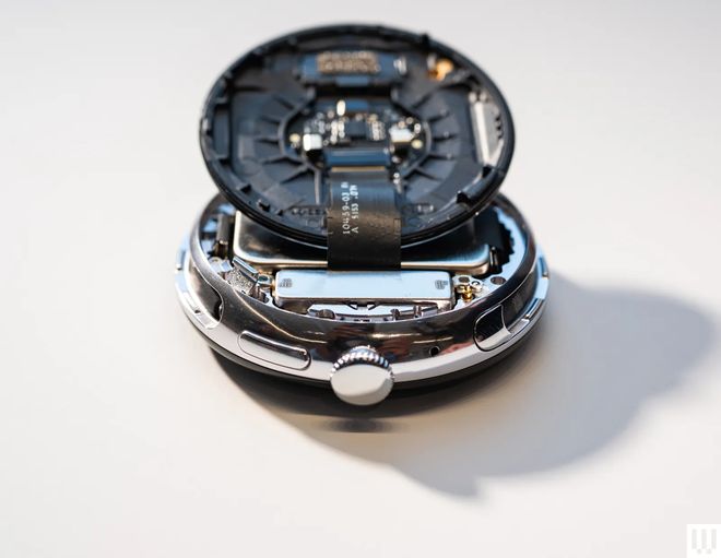 手表拆解：统一 T2 螺丝13 分钟换屏谷歌 Pixel Watch 4 智能(图5)