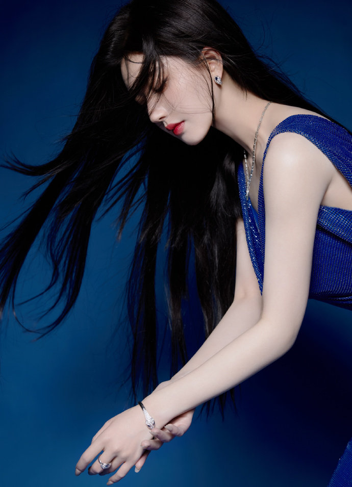 做 MBA智库厨房里拉起裙子